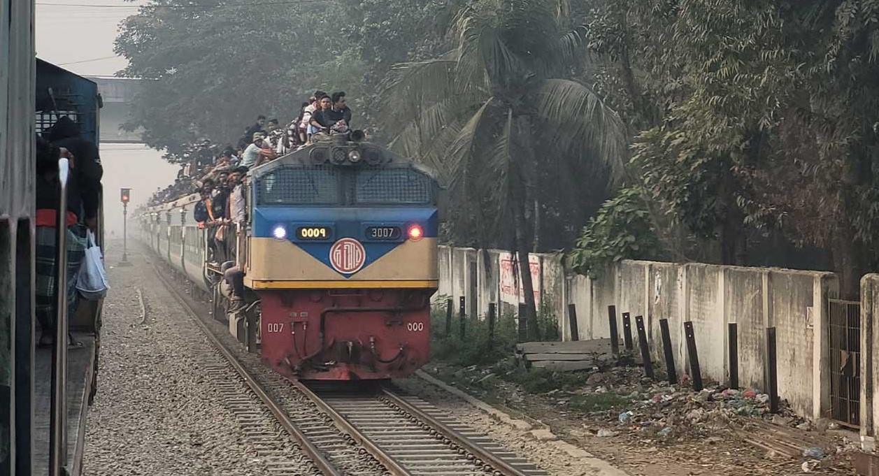 ভোটের আগে রেলস্টেশনে বাড়িমুখী মানুষের ঢল