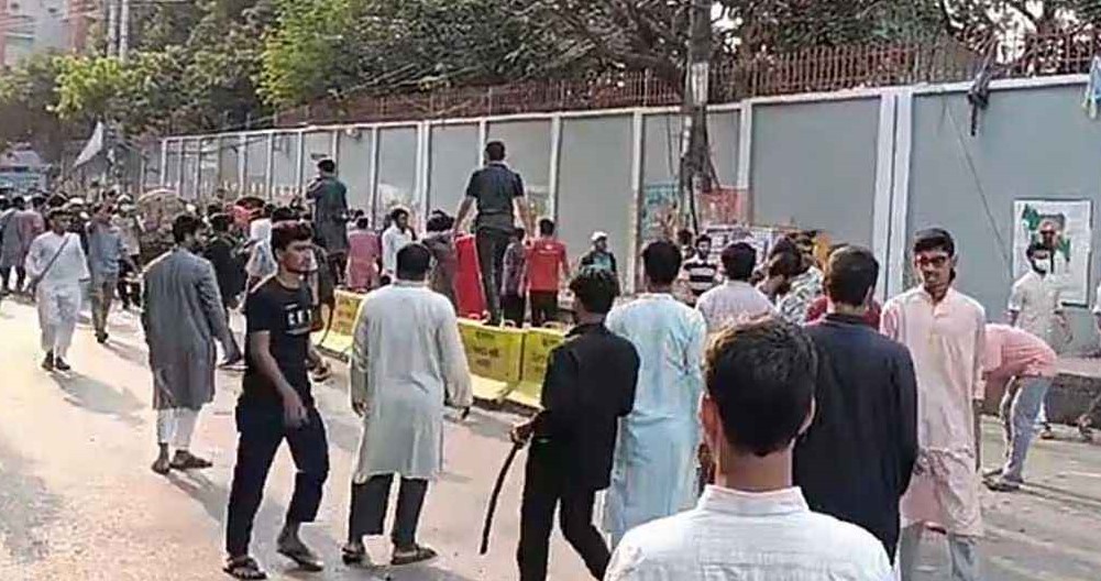 চট্টগ্রামে ‘গুপ্ত’ লেখা নিয়ে দুই গ্রুপের সংঘর্ষ