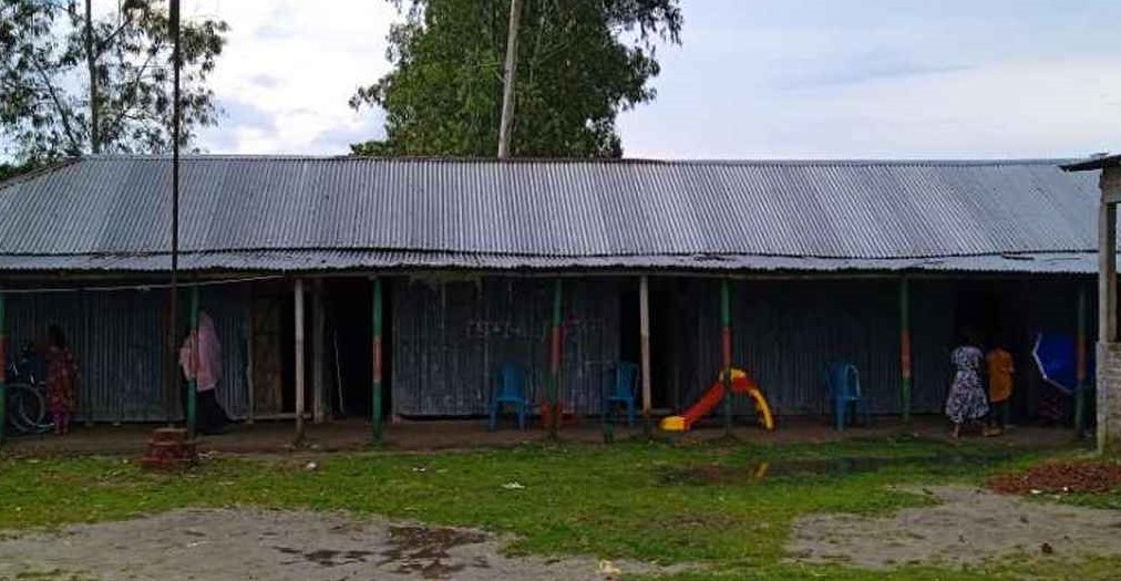 ডিমলায় পাঁচ শিক্ষকের বিদ্যালয়ে শিক্ষার্থী ৩
