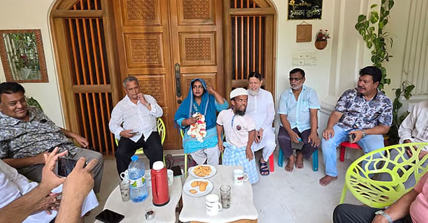 আইভীর বাড়ির সামনে কর্মীর ভিড়, সিসি ক্যামেরায় নজরদারি
