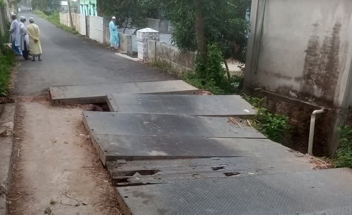 বাঞ্ছারামপুরে লোহার পাটাতনে জোড়াতালির কালভার্ট
