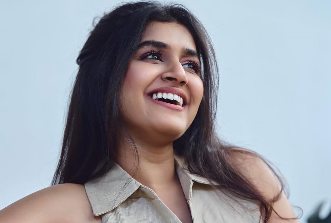 চুলের কালো রং ধরে রাখতে যা খাবেন
