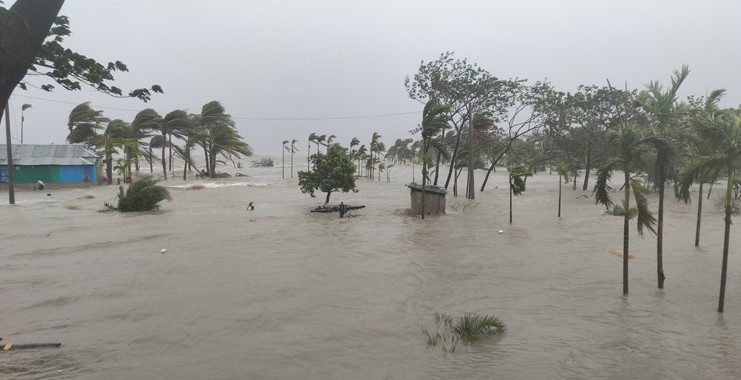 হাতিয়ার সঙ্গে সারাদেশের যোগাযোগ বিচ্ছিন্ন, তলিয়ে গেছে নিঝুমদ্বীপ