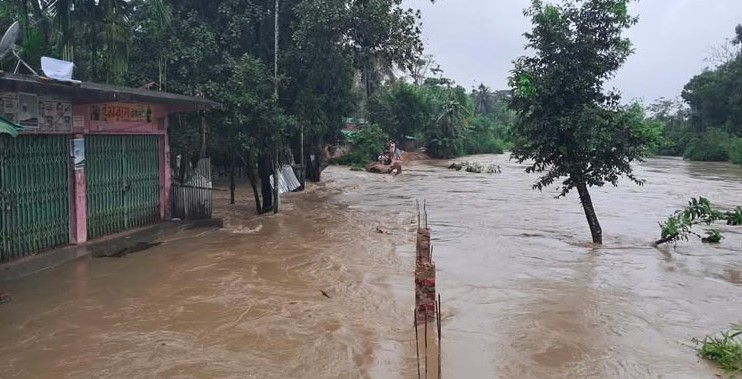ঠিকাদারের অবহেলা, মাশুল দিচ্ছে ঈদগাঁওয়ের মানুষ