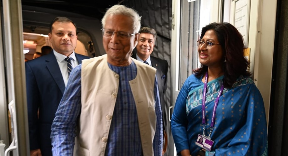 লন্ডনে পৌঁছেছেন প্রধান উপদেষ্টা ড. ইউনূস