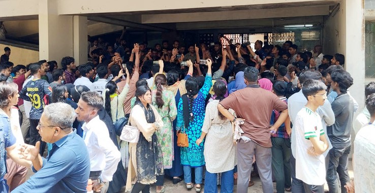 শিক্ষা উপদেষ্টা-সচিবের পদত্যাগের দাবিতে শিক্ষাবোর্ড ঘেরাও