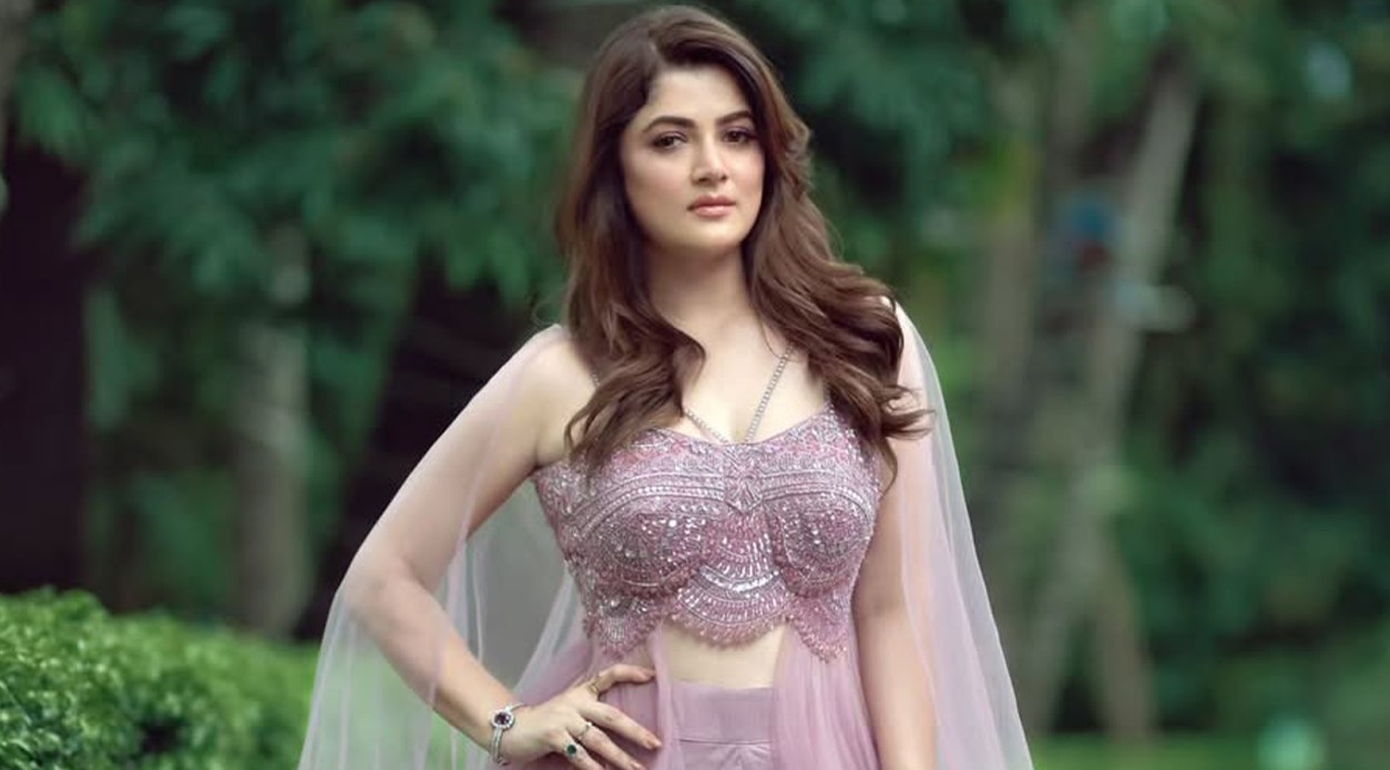 লেহেঙ্গায় মুগ্ধতা ছড়ালেন শ্রাবন্তী চ্যাটার্জি