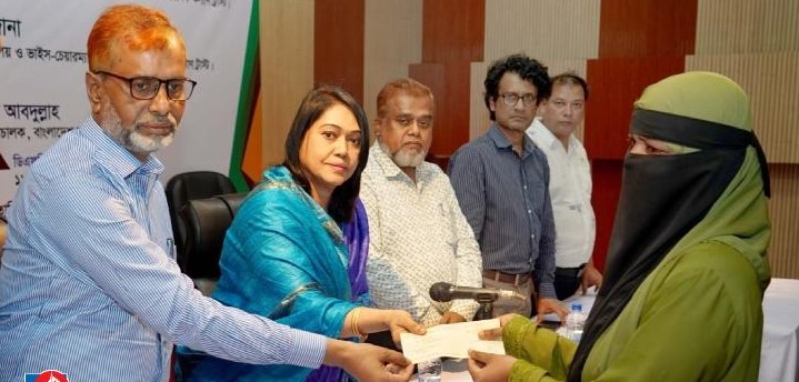 অনুদান পেলেন ৩২০ সাংবাদিক
