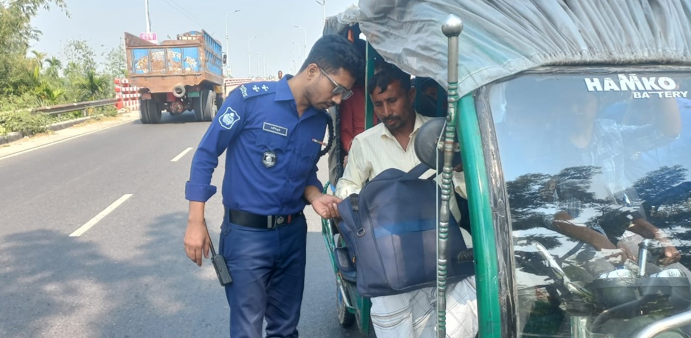 কাউনিয়ায় সতর্ক অবস্থানে পুলিশ! টহল জোরদার