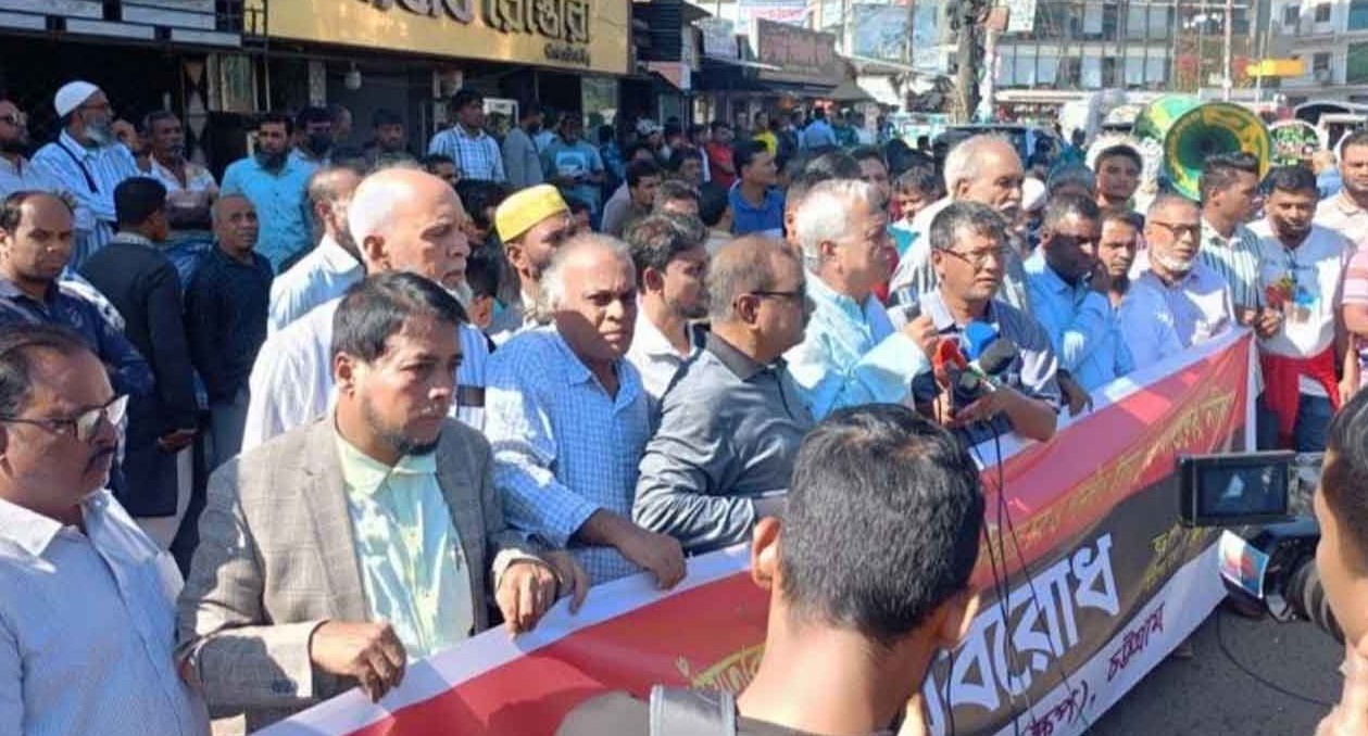 চট্টগ্রাম বন্দরের ৩ প্রবেশমুখে অবরোধ