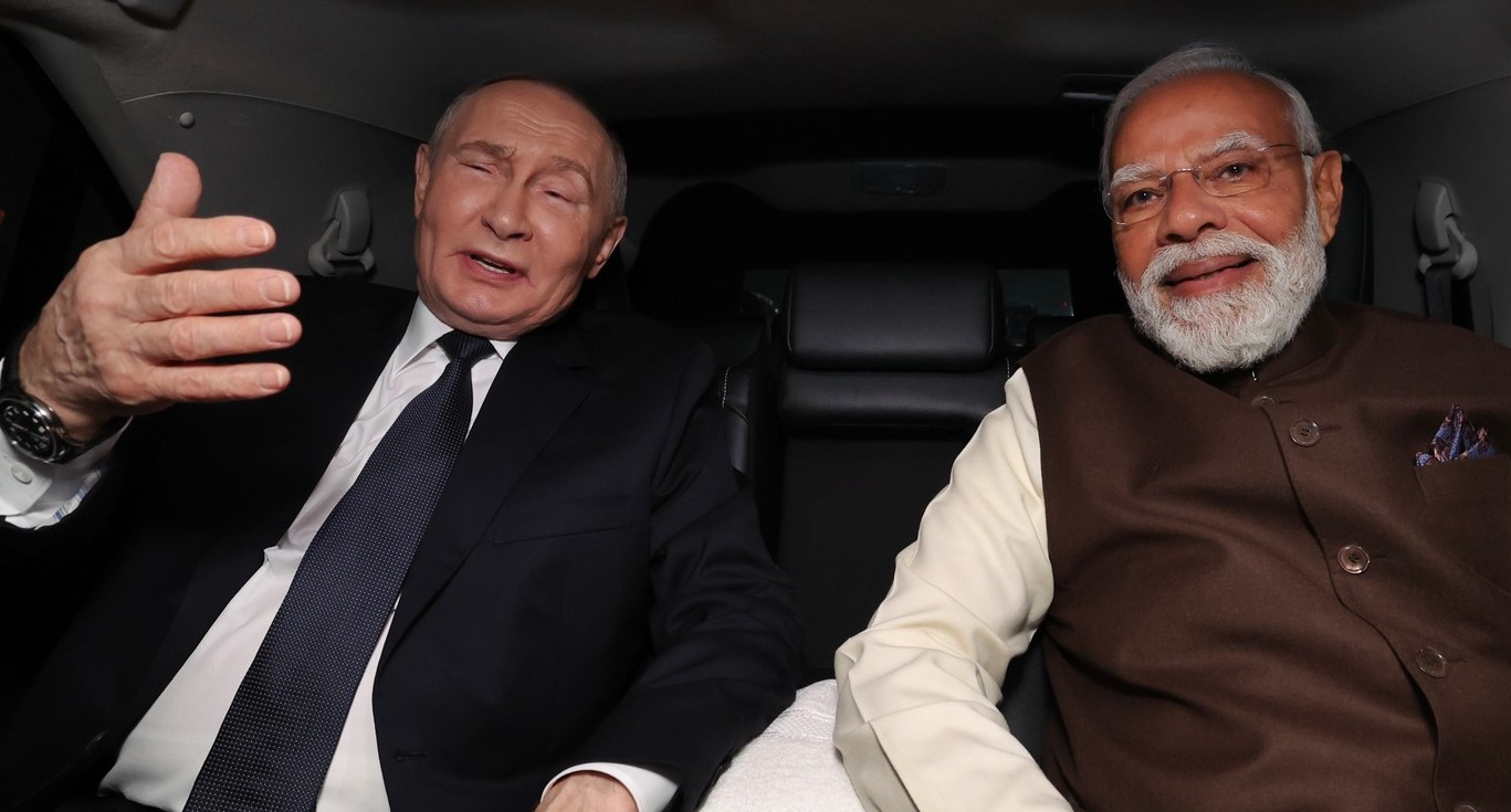 পুতিনকে জড়িয়ে ধরে স্বাগত জানালেন নরেন্দ্র মোদি