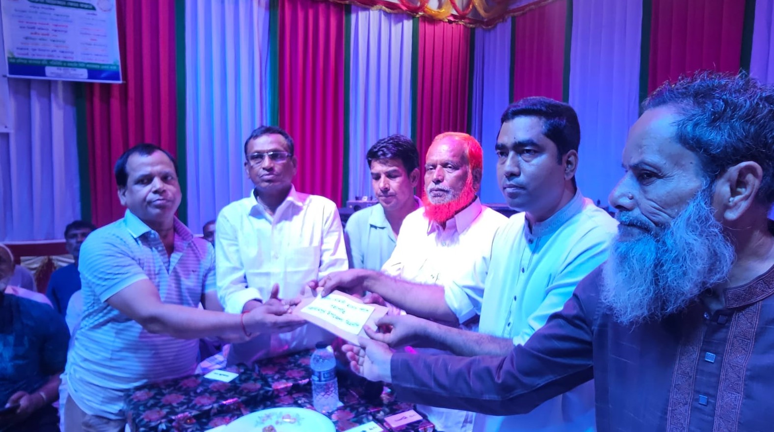 দশানী পূজামণ্ডপে কৃষিবিদ পলাশের আর্থিক অনুদান প্রদান 