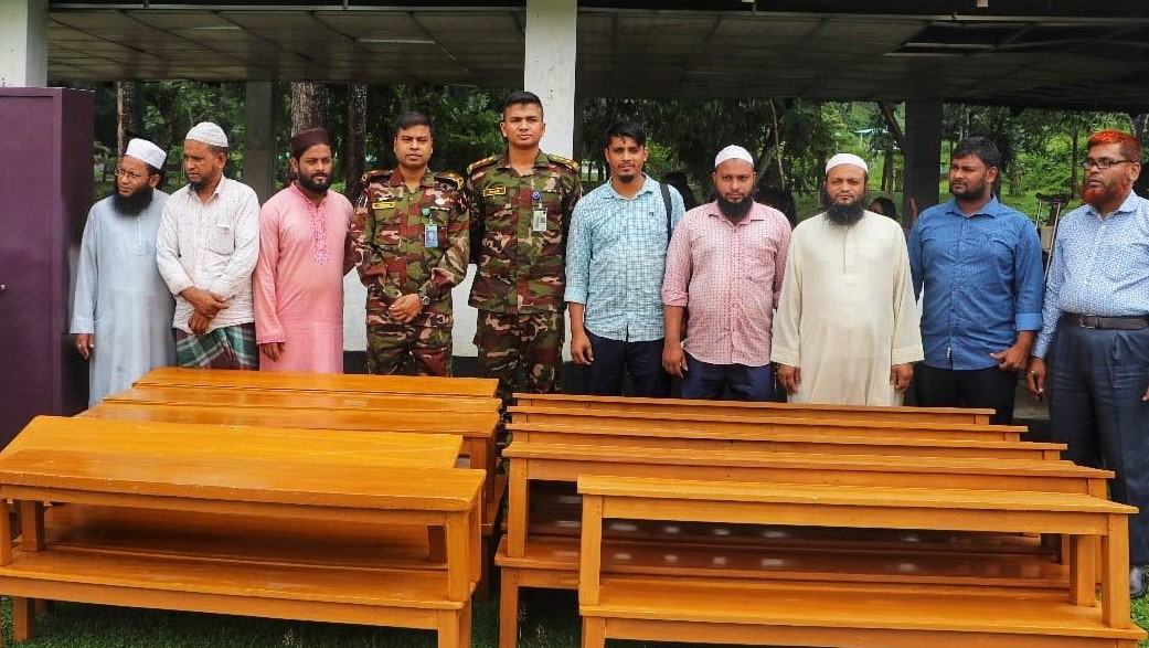 সেনাবাহিনীর উদ্যোগে বান্দরবানে মানবিক সহায়তা প্রদান