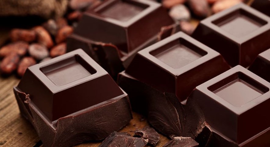 রাতে ডার্ক চকোলেট খেলে কী হয়?