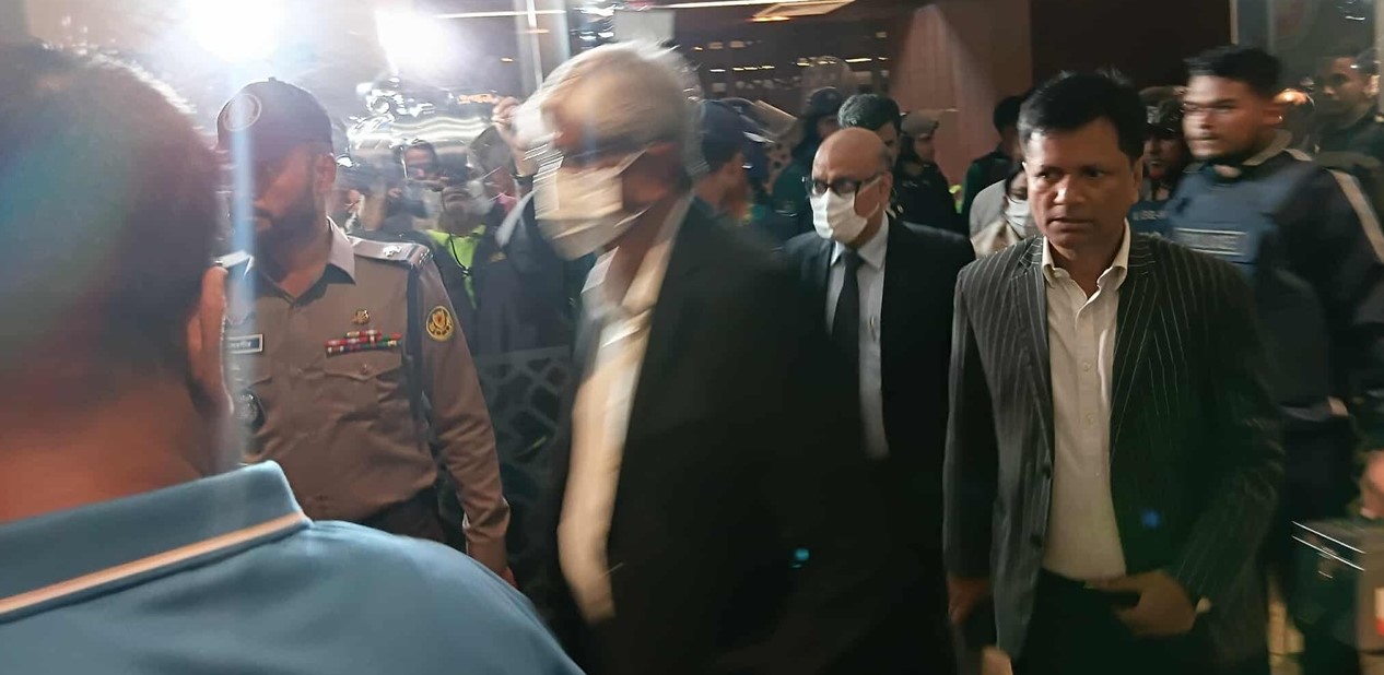 পুলিশি নিরাপত্তায় সচিবালয় ছাড়লেন অর্থ উপদেষ্টা