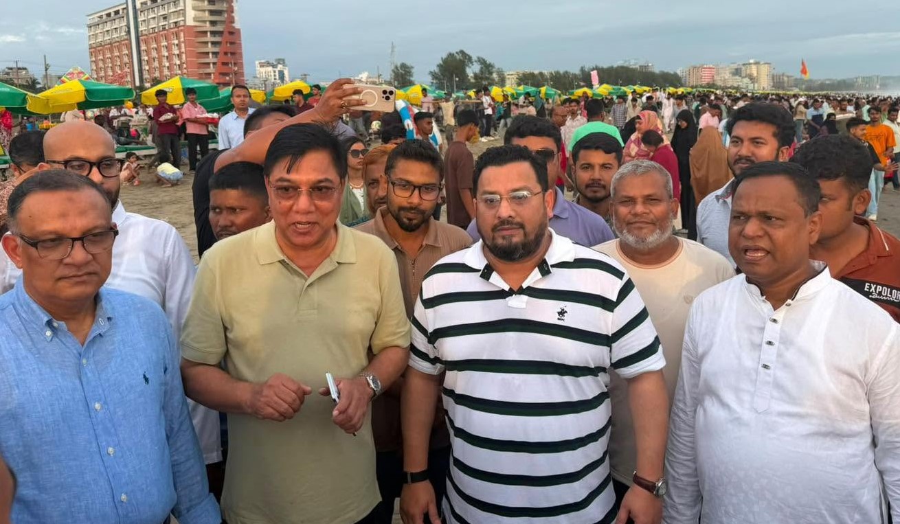 পর্যটন প্রতিমন্ত্রীর নেতৃত্বে কক্সবাজার সমুদ্র সৈকত পরিদর্শন