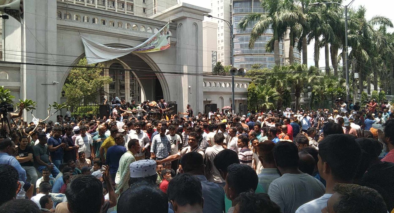 ব্লকেডে আটকা নগর ভবন, সেবা কার্যক্রম বন্ধ