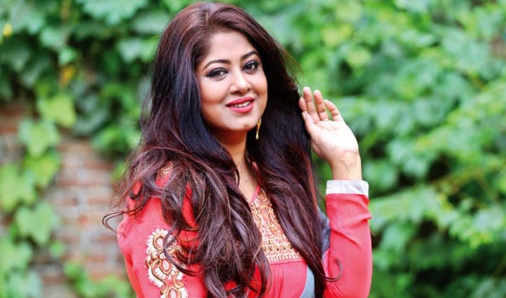 ৫২তে পা রাখলেন নায়িকা মৌসুমী