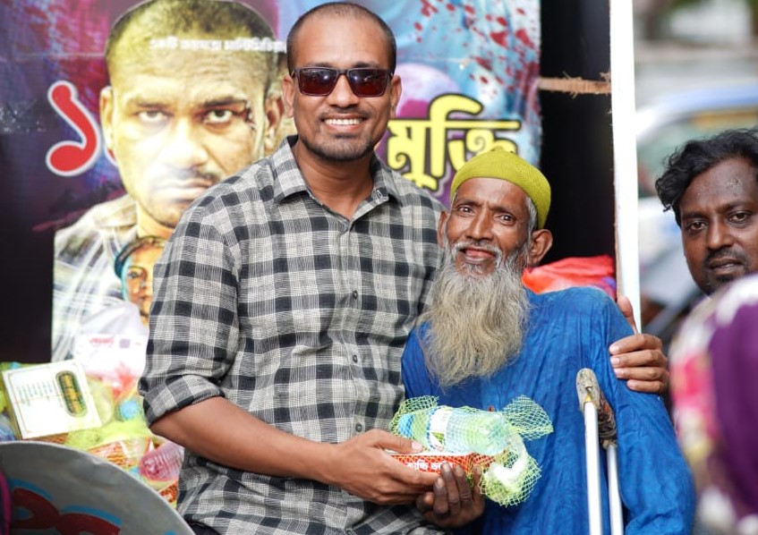 ঢাকা মেডিকেলের দুস্থ রোগীর স্বজনদের পাশে ‘গোয়ার’ ছবির টিম