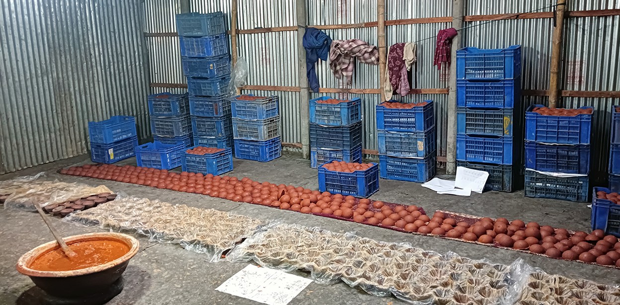 বাঘায় আটা-চিনি-কাপড়ের রঙ দিয়ে তৈরি হচ্ছে খেজুরের গুড়!