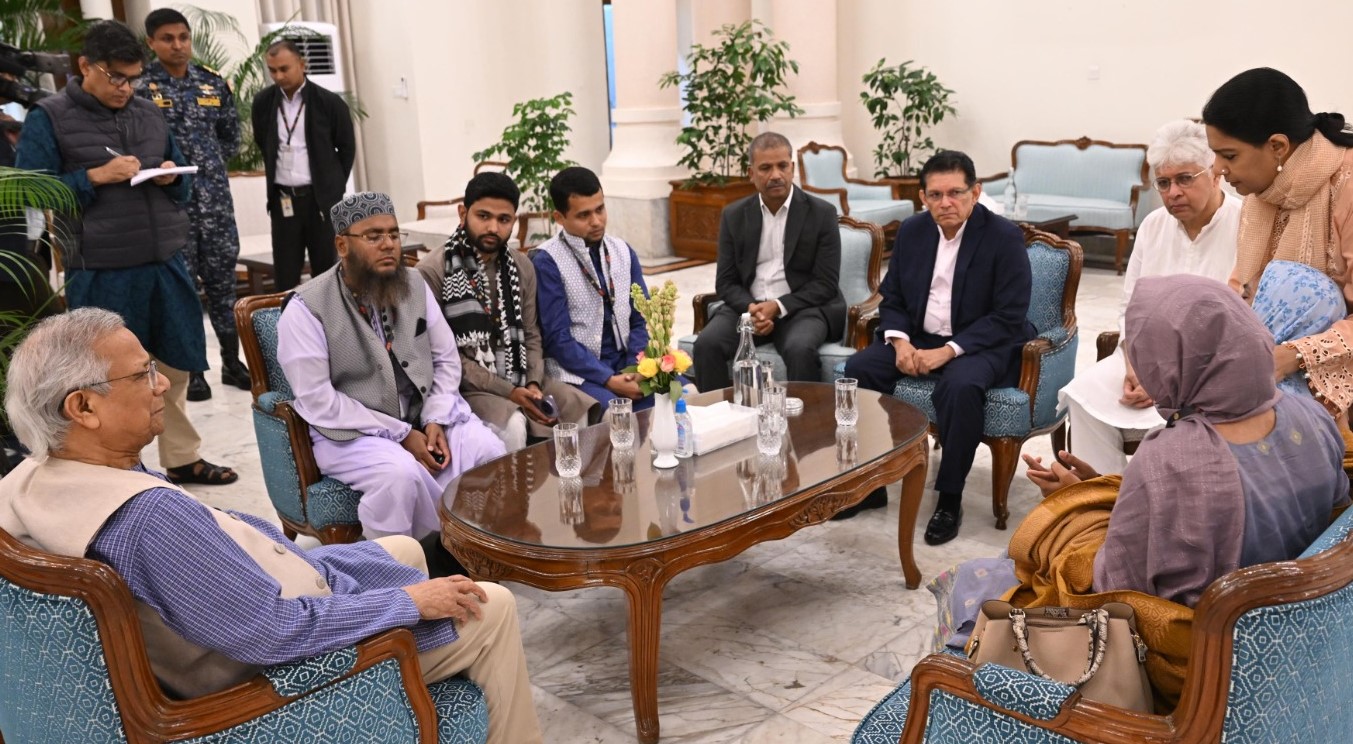 হাদির পরিবারের সঙ্গে ড. ইউনূসের সাক্ষাৎ, উন্নত চিকিৎসার আশ্বাস