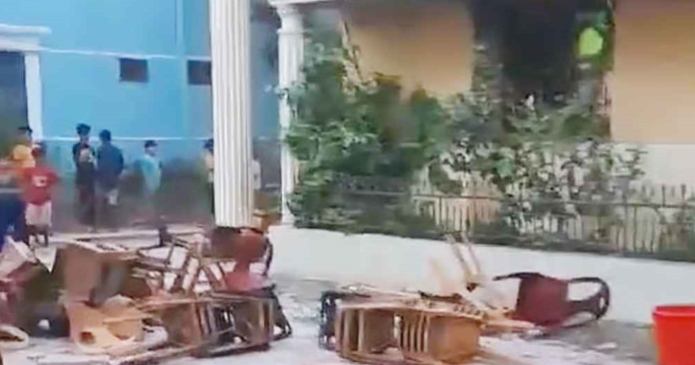 সাবেক মন্ত্রী মুজিবুল হকের বাড়ি লুটপাট ভাঙচুর অগ্নিসংযোগ