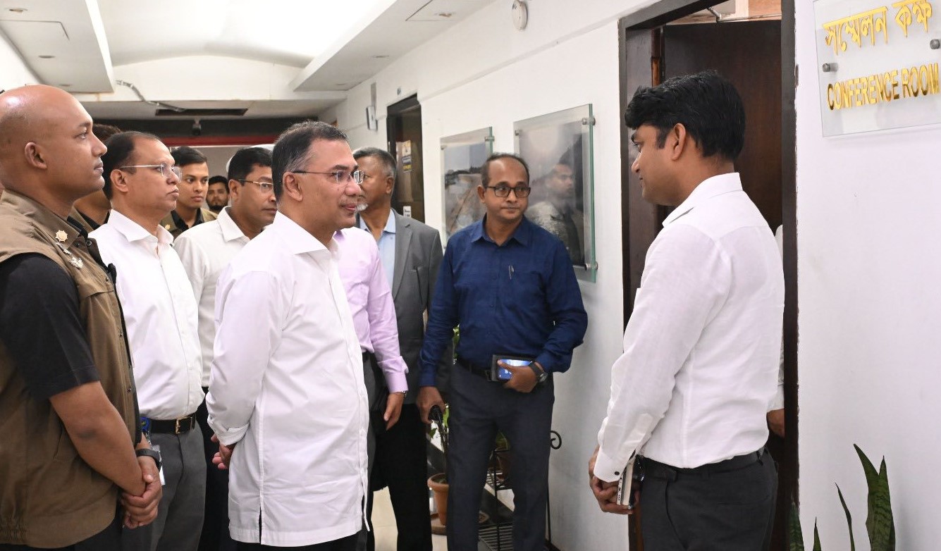 সঠিক সময়ে কর্মকর্তাদের উপস্থিতি নিশ্চিতে ঝটিকা পরিদর্শন