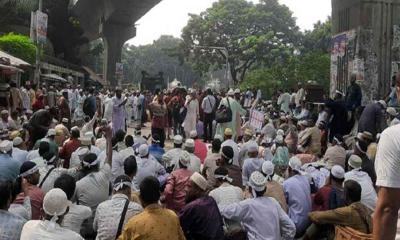 পল্টনের সড়কে ইবতেদায়ি শিক্ষকদের অবস্থান, যান চলাচল বন্ধ
