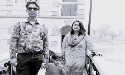 সন্তানকে বাঁচাতে গিয়ে কাভার্ডভ্যানের নিচে প্রাণ গেল মায়ের