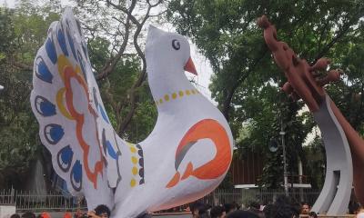 ঢোল-বাদ্য আর রঙিন মোটিফে শুরু বৈশাখী শোভাযাত্রা, ঢাবিতে উৎসবের ঢল