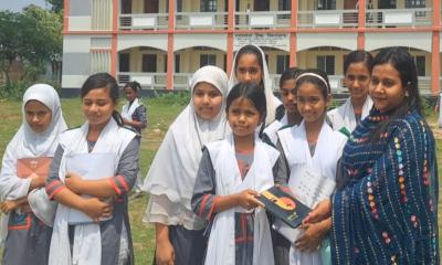 শিক্ষার্থীদের মাঝে শিক্ষকের প্রথম প্রকাশিত বই বিতরণ 