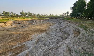 ধামইরহাটে সরকারি খাস জমিতে বালু উত্তোলন করায় জরিমানা
