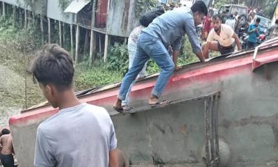ফরিদপুরে বাস উল্টে খাদে পড়ে নিহত ৪