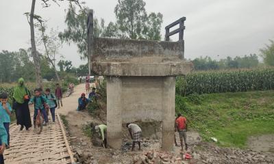 খানসামায় ভেঙে যাওয়ার সেতু অপসারণের কাজ শুরু