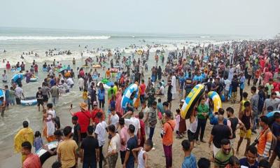 ঈদের ছুটিতে কক্সবাজার সমুদ্র সৈকতে পর্যটকের ঢল