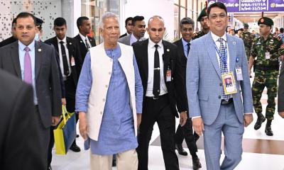 যুক্তরাজ্য সফর শেষে দেশে ফিরলেন প্রধান উপদেষ্টা ড. ইউনূস