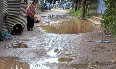 ড্রেন ছাড়াই রাস্তা নির্মাণ, এক বছরের মধ্যে জলাবদ্ধতায় বড় বড় গর্ত