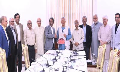 জুলাই সনদ বাস্তবায়নের সুপারিশ ড. ইউনূসের কাছে হস্তান্তর