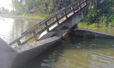 অনিয়মে ধসে যাওয়া সেতুতে সাত বছর ধরে ভোগান্তি স্থানীয়দের 