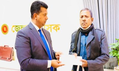অসুস্থ শিক্ষক ও অসহায় কলেজছাত্রের পাশে দাঁড়ালেন চট্টগ্রামের ডিসি