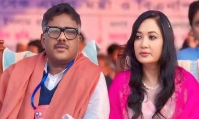 দুলুকে সমর্থন জানিয়ে প্রার্থিতা প্রত্যাহার করলেন স্ত্রী ছবি