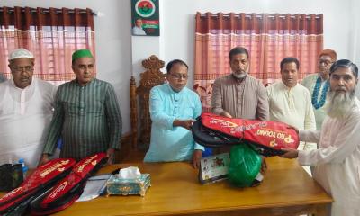 হোমনায় শিক্ষাপ্রতিষ্ঠানে ক্রীড়া সামগ্রী বিতরণ