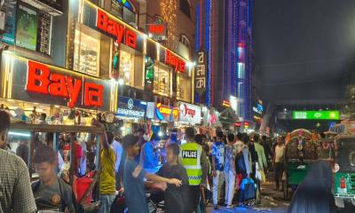 ঈদ কেনাকাটায় নিউমার্কেট-এলিফ্যান্ট রোডে উপচে পড়া ভিড়