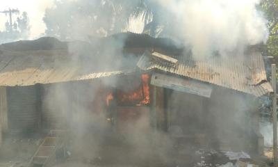 মান্দায় আগুনে পুড়ে ১৪ দোকান ছাই