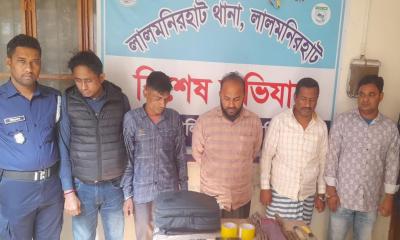 লালমনিরহাটে অস্ত্রসহ ৫ ডাকাত গ্রেপ্তার