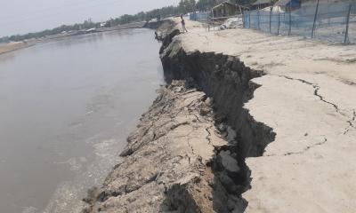 আশাশুনির মরিচ্চাপ নদীর বেড়িবাঁধে ভাঙন
