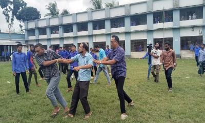 বিদ্যালয় থেকে শিক্ষককে টেনে হিঁচড়ে বের করলেন ইউপি সদস্য
