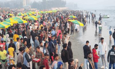 বছরের শেষ সূর্যাস্ত দেখতে কক্সবাজার সৈকতে পর্যটকের ঢল
