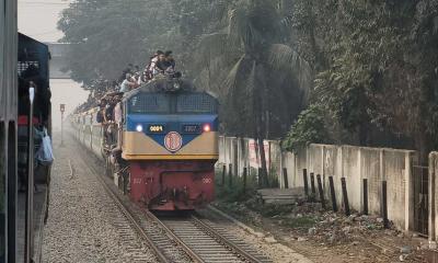ভোটের আগে রেলস্টেশনে বাড়িমুখী মানুষের ঢল