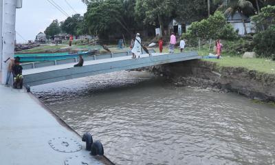 পাবনায় নদী ভাঙনে বিলীনের মুখে নাজিরগঞ্জের ফেরিঘাট!